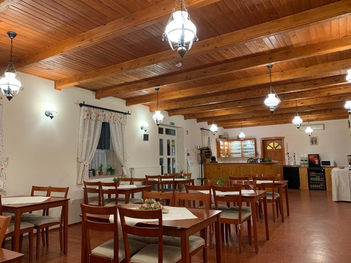 Anna Panzio Hotel Dunavarsany Exterior photo